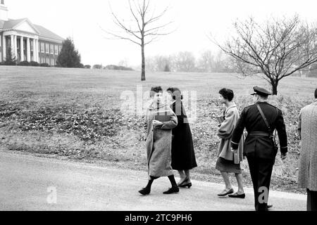 Étudiants afro-américains marchant jusqu'à l'allée, à l'extérieur de Warren County High School pendant l'intégration scolaire, Front Royal, Virginie, États-Unis, Thomas J. O'Halloran, U.S. News & World Report Magazine Photography Collection, 19 février 1959 Banque D'Images