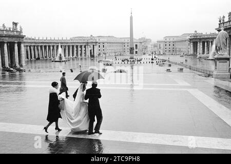 Mariée et d'autres traversant St. Place Pierre sous la pluie, Cité du Vatican, Rome, Italie, Thomas J. O'Halloran, U.S. News & World Report Magazine Photography Collection, 9 décembre 1959 Banque D'Images