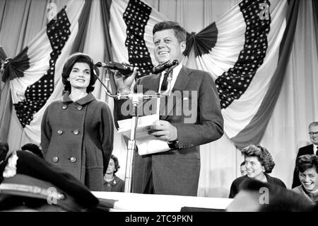 Le président élu des États-Unis John F. Kennedy avec son épouse Jacqueline Kennedy, prononçant son discours d'acceptation à l'arsenal de Hyannis, Hyannis Port, Massachusetts, États-Unis, Marion S. Trikoso, U.S. News & World Report Magazine Photography Collection, 9 novembre 1960 Banque D'Images