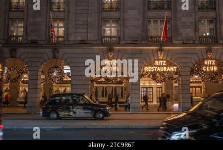 Londres, Royaume-Uni. 11 décembre 2023.. Une soirée animée et sèche dans le centre de Londres avec les impressionnantes décorations de Noël à Mayfair. Image : l'hôtel Ritz à Piccadilly. Crédit : Malcolm Park/Alamy Live News Banque D'Images