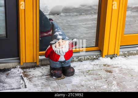 Vue rapprochée du Père Noël devant la porte d'entrée. Suède. Banque D'Images