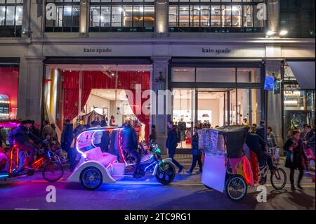 Londres, Royaume-Uni. 11 décembre 2023.. Une soirée animée et sèche dans le centre de Londres avec des milliers de personnes regardant les impressionnantes décorations de Noël de Regent Street. Des trikes-taxis colorés à 3 roues font la queue pour que les passagers puissent faire la visite festive des lumières. Crédit : Malcolm Park/Alamy Live News Banque D'Images