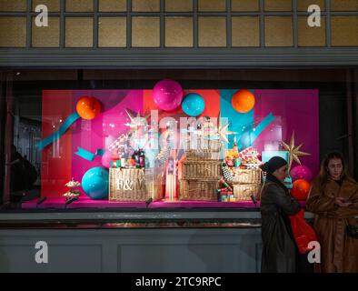 Londres, Royaume-Uni. 11 décembre 2023.. Une soirée animée et sèche dans le centre de Londres avec des milliers de personnes regardant les impressionnantes décorations de Noël à Westminster. Crédit : Malcolm Park/Alamy Live News Banque D'Images