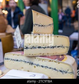 Londres, Royaume-Uni - 10 décembre 2023, différents types de fromages au Borough Market. Fromage bleu Banque D'Images