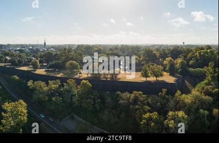 Terrain de manoir dans le paysage urbain de Natchez dans le Mississippi depuis un point de vue aérien Banque D'Images