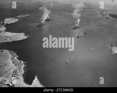 Vue aérienne de la flotte italienne qui s'est rendue à Malte. 1943 Banque D'Images