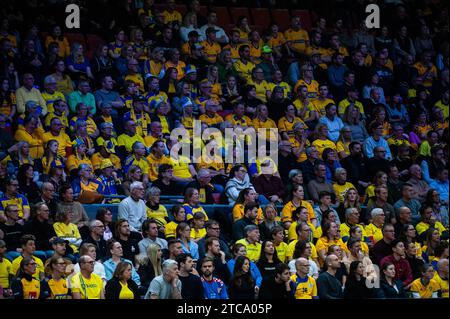 Gothenburg, Suède. 11 décembre 2023. Spectateurs lors du match du Championnat du monde féminin de handball de l'IHF 2023 entre le Monténégro et la Suède le 11 décembre 2023. Crédit : PS photo / Alamy Live News Banque D'Images