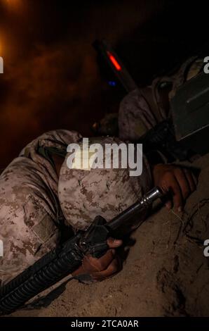 Les recrues de la compagnie November, 3rd Recruit Training Battalion, terminent le cours de mouvement nocturne pendant le Crucible sur le dépôt de recrues du corps des Marines, Parris Island, Caroline du Sud, le 8 décembre 2023. Le cours de mouvement nocturne teste les recrues sur leurs capacités à travailler ensemble dans des équipes de pompiers, dans des environnements de faible luminosité et de stress élevé. (Photo du corps des Marines des États-Unis par le caporal Jacqueline Kliewer) Banque D'Images