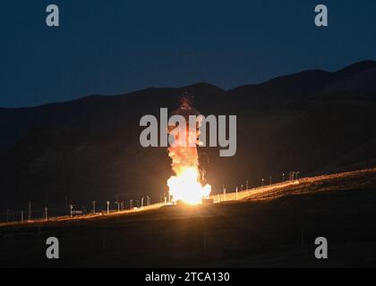 Un intercepteur au sol, un élément du système global de défense à mi-course au sol (GMD), est lancé depuis la base spatiale de Vandenberg, Californie, le 11 décembre 2023, à 6:38 heures du matin PT, par des gardiens de Space Launch Delta 30, des aviateurs et l'Agence américaine de défense antimissile. Le test a démontré la capacité du GMD à attaquer les menaces plus rapidement et fournit au commandant de l’USNORTHCOM la capacité d’attaquer et de détruire les menaces de missiles balistiques de moyenne et longue portée sur le territoire américain. (Photo de l'US Space Force par l'aviateur principal Kadielle Shaw) Banque D'Images