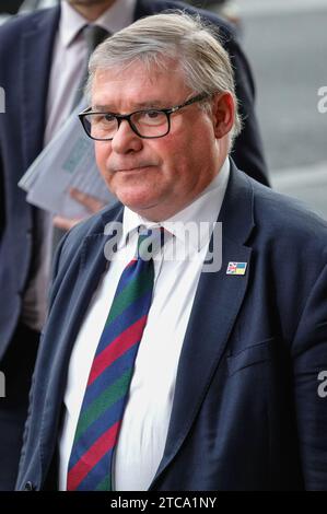 Londres, Royaume-Uni. 11 décembre 2023. Mark Francois, président du Groupe européen de la recherche (ERG) informe la presse devant Portcullis House de la réunion des soi-disant «cinq familles» des groupes de droite du Parti conservateur (représentant environ 100 députés) aujourd'hui concernant leurs décisions sur le vote du projet de loi sur le Rwanda demain. Le groupe devrait continuer à se réunir jusqu'à ce soir. Crédit : Imageplotter/Alamy Live News Banque D'Images