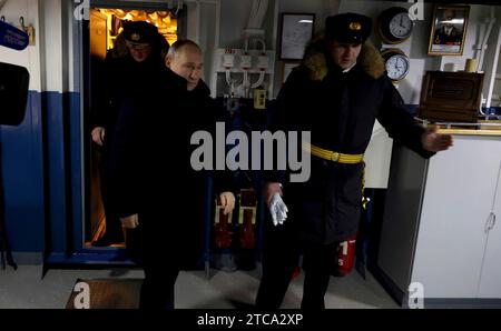 Severodvinsk, Russie. 11 décembre 2023. Le président russe Vladimir Poutine, accompagné du commandant en chef de la marine russe, l'amiral Nikolaï Yevmenov, à gauche, visite le pont à bord de la frégate de classe amiral Gorshkov de la marine russe, l'amiral Kasatonov, au chantier naval de Sevmash, le 12 décembre 2023 à Severodvinsk, région d'Arkhangelsk, Russie. Crédit : Mikhael Klimentyev/Kremlin Pool/Alamy Live News Banque D'Images