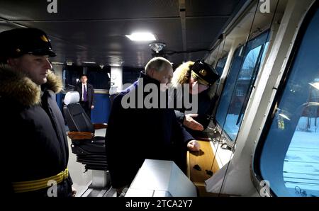 Severodvinsk, Russie. 11 décembre 2023. Le président russe Vladimir Poutine, accompagné du commandant en chef de la marine russe, l'amiral Nikolaï Yevmenov, à droite, visite le pont à bord de la frégate de classe amiral Gorshkov de la marine russe, l'amiral Kasatonov, au chantier naval de Sevmash, le 12 décembre 2023 à Severodvinsk, région d'Arkhangelsk, Russie. Crédit : Mikhael Klimentyev/Kremlin Pool/Alamy Live News Banque D'Images