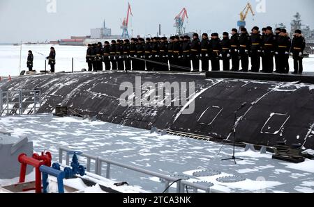 Severodvinsk, Russie. 11 décembre 2023. Les marins de la marine russe se tiennent à l'attention lors d'une cérémonie de levée du drapeau pour le sous-marin Krasnoïarsk, un missile balistique nucléaire de classe Borei de la marine russe, au chantier naval de Sevmash, le 11 décembre 2023 à Severodvinsk, dans la région d'Arkhangelsk, en Russie. Crédit : Mikhael Klimentyev/Kremlin Pool/Alamy Live News Banque D'Images