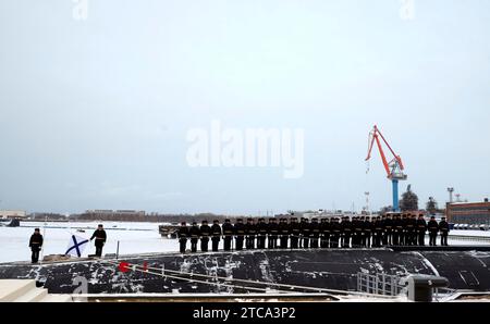 Severodvinsk, Russie. 11 décembre 2023. Les marins de la marine russe se tiennent à l'attention lors d'une cérémonie de levée du drapeau pour le sous-marin Krasnoïarsk, un missile balistique nucléaire de classe Borei de la marine russe, au chantier naval de Sevmash, le 11 décembre 2023 à Severodvinsk, dans la région d'Arkhangelsk, en Russie. Crédit : Mikhael Klimentyev/Kremlin Pool/Alamy Live News Banque D'Images