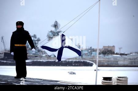 Severodvinsk, Russie. 11 décembre 2023. Les marins de la marine russe se tiennent à l'attention lors d'une cérémonie de levée du drapeau pour le sous-marin Krasnoïarsk, un missile balistique nucléaire de classe Borei de la marine russe, au chantier naval de Sevmash, le 11 décembre 2023 à Severodvinsk, dans la région d'Arkhangelsk, en Russie. Crédit : Mikhael Klimentyev/Kremlin Pool/Alamy Live News Banque D'Images