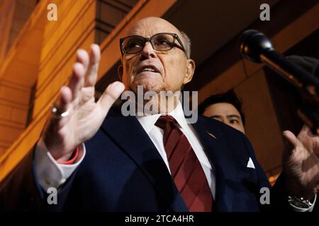 Washington DC, États-Unis. 11 décembre 2023, District de Columbia, District de Columbia, USA : Rudy Giuliani, ancien avocat personnel du président Trump, s’adresse à la presse alors qu’il quitte le palais de justice du district américain E. Barrett Prettyman, où un jury décidera des dommages punitifs pour deux travailleurs du scrutin qui ont poursuivi Giuliani avec succès devant un tribunal civil. (Image de crédit : © Aaron Schwartz/ZUMA Press Wire) USAGE ÉDITORIAL SEULEMENT! Non destiné à UN USAGE commercial ! Crédit : ZUMA Press, Inc./Alamy Live News Banque D'Images