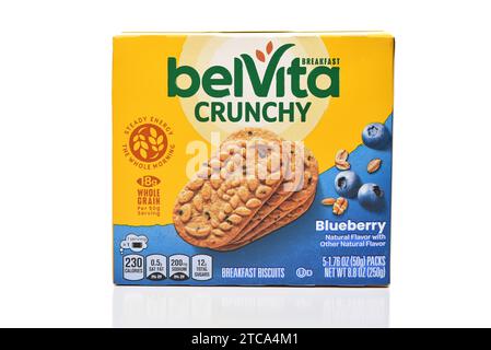 IRVINE, CALIFORNIE - 11 décembre 2023 : une boîte de biscuits Belvita Crunchy Breakfast saveur myrtille. Banque D'Images