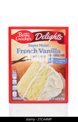 IRVINE, CALIFORNIE - 11 décembre 2023 : une boîte de Betty Crocker Delights Super Moist French Vanilla Cake Mix. Banque D'Images