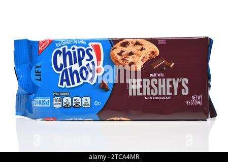 IRVINE, CALIFORNIE - 11 décembre 2023 : un paquet de biscuits Nabisco Chips Ahoy Chocolate Chips faits avec du chocolat au lait Hersheys. Banque D'Images