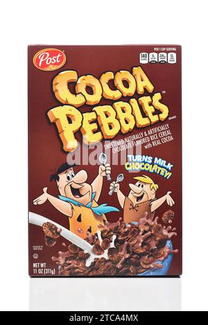 IRVINE, CALIFORNIE - 11 décembre 2023 : une boîte de céréales Post Cocoa Pebbles pour le petit déjeuner. Banque D'Images