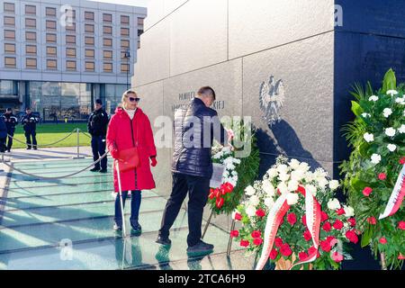 Zbigniew Komosa, avec Dorota Halabuda, dépose sa gerbe au monument aux victimes de la catastrophe de Smolensk. Zbigniew Komosa ridiculise le mythe de l'attaque de Smolensk Construit par KaczyÅ ski, le militant dépose sa couronne sous les marches de Smolensk Varsovie Pologne Copyright : xMikolajxJaneczekx crédit : Imago/Alamy Live News Banque D'Images