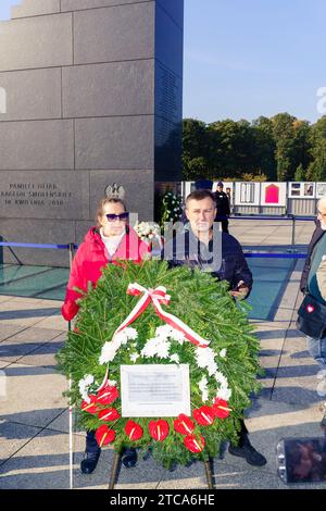 Zbigniew Komosa, avec Dorota Halabuda, dépose sa gerbe au monument aux victimes de la catastrophe de Smolensk. Zbigniew Komosa ridiculise le mythe de l'attaque de Smolensk Construit par KaczyÅ ski, le militant dépose sa couronne sous les marches de Smolensk Varsovie Pologne Copyright : xMikolajxJaneczekx crédit : Imago/Alamy Live News Banque D'Images