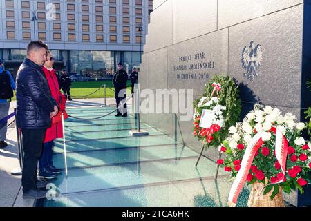 Zbigniew Komosa, avec Dorota Halabuda, dépose sa gerbe au monument aux victimes de la catastrophe de Smolensk. Zbigniew Komosa ridiculise le mythe de l'attaque de Smolensk Construit par KaczyÅ ski, le militant dépose sa couronne sous les marches de Smolensk Varsovie Pologne Copyright : xMikolajxJaneczekx crédit : Imago/Alamy Live News Banque D'Images