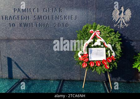 Couronne de Zbigniew Komosa au monument de Smolensk, sur le monument il y a une inscription : à la mémoire des victimes de la tragédie de Smolensk du 10 avril 2010. Sur la couronne figure une inscription : en mémoire des 95 victimes de Lech Kaczynski. Zbigniew Komosa ridiculise le mythe de l'attaque de Smolensk Construit par KaczyÅ ski, le militant dépose sa couronne sous les marches de Smolensk Varsovie Pologne Copyright : xMikolajxJaneczekx crédit : Imago/Alamy Live News Banque D'Images