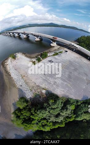 vue panoramique aérienne ultra-large sur le pont routier en béton à travers le littoral. Banque D'Images