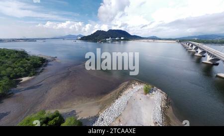 vue panoramique aérienne ultra-large sur le pont routier en béton à travers le littoral. Banque D'Images