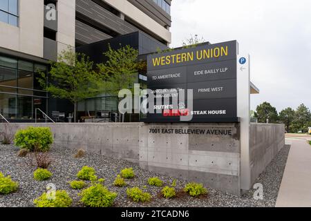 Enseigne Western Union devant leur siège social à Denver, Colorado, États-Unis Banque D'Images