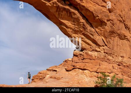 Les personnes visitant double Arch dans le parc national d'Arches, Utah, États-Unis Banque D'Images