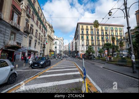 Resultado de traducción Napoli, Italie : 2023 novembre 14 : Panorama de la rue principale via Toledo dans la ville de Naples en novembre 2023. Banque D'Images