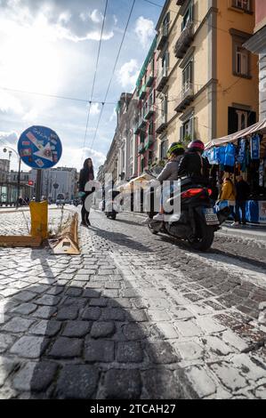 Resultado de traducción Napoli, Italie : 2023 novembre 14 : Panorama de la rue principale via Toledo dans la ville de Naples en novembre 2023. Banque D'Images