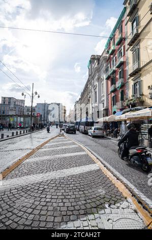 Resultado de traducción Napoli, Italie : 2023 novembre 14 : Panorama de la rue principale via Toledo dans la ville de Naples en novembre 2023. Banque D'Images