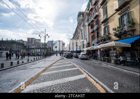 Resultado de traducción Napoli, Italie : 2023 novembre 14 : Panorama de la rue principale via Toledo dans la ville de Naples en novembre 2023. Banque D'Images