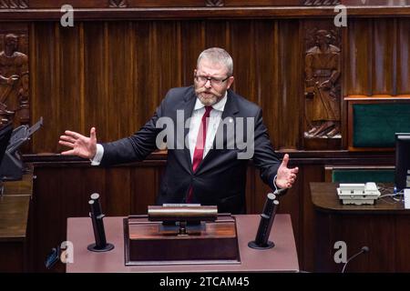 Varsovie, Pologne. 11 décembre 2023. Grzegorz Braun, membre du Parlement intervient lors de la session de la Chambre basse du Parlement. Le Parlement polonais a voté en faveur de Donald Tusk en tant que nouveau Premier ministre du pays. 248 députés ont voté pour, tandis que 201 ont voté contre. Tusk, une figure bien connue sur la scène européenne, a été Premier ministre polonais entre 2007 et 2014. Il est également ancien président du Conseil européen et ancien chef du Parti populaire européen (PPE) de centre-droit. Crédit : SOPA Images Limited/Alamy Live News Banque D'Images