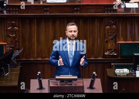 Varsovie, Pologne. 11 décembre 2023. Wladyslaw Kosiniak-Kamysz, leader du Parti populaire polonais (PSL), intervient lors de la session de la Chambre basse du Parlement. Le Parlement polonais a voté en faveur de Donald Tusk en tant que nouveau Premier ministre du pays. 248 députés ont voté pour, tandis que 201 ont voté contre. Tusk, une figure bien connue sur la scène européenne, a été Premier ministre polonais entre 2007 et 2014. Il est également ancien président du Conseil européen et ancien chef du Parti populaire européen (PPE) de centre-droit. Crédit : SOPA Images Limited/Alamy Live News Banque D'Images