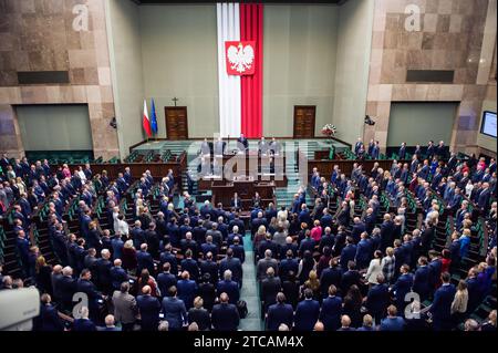 Varsovie, Pologne. 11 décembre 2023. Une vue générale à la salle de session du Sejm (Chambre basse) avec tous les membres du Parlement. Le Parlement polonais a voté en faveur de Donald Tusk en tant que nouveau Premier ministre du pays. 248 députés ont voté pour, tandis que 201 ont voté contre. Tusk, une figure bien connue sur la scène européenne, a été Premier ministre polonais entre 2007 et 2014. Il est également ancien président du Conseil européen et ancien chef du Parti populaire européen (PPE) de centre-droit. Crédit : SOPA Images Limited/Alamy Live News Banque D'Images