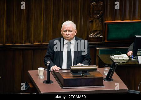 Varsovie, Pologne. 11 décembre 2023. Jaroslaw Kaczynski, chef du parti droit et Justice (PiS), intervient au Parlement. Le Parlement polonais a voté en faveur de Donald Tusk en tant que nouveau Premier ministre du pays. 248 députés ont voté pour, tandis que 201 ont voté contre. Tusk, une figure bien connue sur la scène européenne, a été Premier ministre polonais entre 2007 et 2014. Il est également ancien président du Conseil européen et ancien chef du Parti populaire européen (PPE) de centre-droit. Crédit : SOPA Images Limited/Alamy Live News Banque D'Images