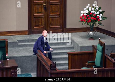 Varsovie, Pologne. 11 décembre 2023. Borys Budka, membre de la plate-forme civique prépare fort son discours à la Sejm's (Chambre basse). Le Parlement polonais a voté en faveur de Donald Tusk en tant que nouveau Premier ministre du pays. 248 députés ont voté pour, tandis que 201 ont voté contre. Tusk, une figure bien connue sur la scène européenne, a été Premier ministre polonais entre 2007 et 2014. Il est également ancien président du Conseil européen et ancien chef du Parti populaire européen (PPE) de centre-droit. Crédit : SOPA Images Limited/Alamy Live News Banque D'Images