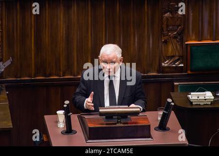 Varsovie, Pologne. 11 décembre 2023. Jaroslaw Kaczynski, chef du parti droit et Justice (PiS), intervient au Parlement. Le Parlement polonais a voté en faveur de Donald Tusk en tant que nouveau Premier ministre du pays. 248 députés ont voté pour, tandis que 201 ont voté contre. Tusk, une figure bien connue sur la scène européenne, a été Premier ministre polonais entre 2007 et 2014. Il est également ancien président du Conseil européen et ancien chef du Parti populaire européen (PPE) de centre-droit. Crédit : SOPA Images Limited/Alamy Live News Banque D'Images