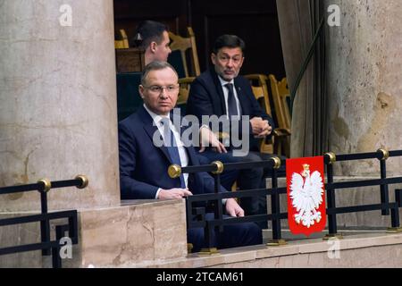 Varsovie, Pologne. 11 décembre 2023. Le Président de la Pologne, Andrzej Duda, assiste à la session de la Chambre basse du Parlement. Le Parlement polonais a voté en faveur de Donald Tusk en tant que nouveau Premier ministre du pays. 248 députés ont voté pour, tandis que 201 ont voté contre. Tusk, une figure bien connue sur la scène européenne, a été Premier ministre polonais entre 2007 et 2014. Il est également ancien président du Conseil européen et ancien chef du Parti populaire européen (PPE) de centre-droit. Crédit : SOPA Images Limited/Alamy Live News Banque D'Images