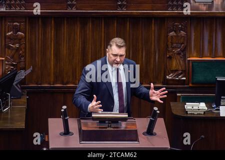 Varsovie, Pologne. 11 décembre 2023. Przemyslaw Czarnek, ancien ministre de l'éducation, intervient lors de la session de la Chambre basse du Parlement. Le Parlement polonais a voté en faveur de Donald Tusk en tant que nouveau Premier ministre du pays. 248 députés ont voté pour, tandis que 201 ont voté contre. Tusk, une figure bien connue sur la scène européenne, a été Premier ministre polonais entre 2007 et 2014. Il est également ancien président du Conseil européen et ancien chef du Parti populaire européen (PPE) de centre-droit. Crédit : SOPA Images Limited/Alamy Live News Banque D'Images