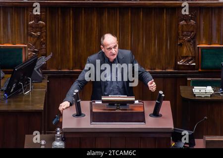 Varsovie, Pologne. 11 décembre 2023. Pawel Kukiz, membre du Parlement intervient lors de la session de la Chambre basse du Parlement. Le Parlement polonais a voté en faveur de Donald Tusk en tant que nouveau Premier ministre du pays. 248 députés ont voté pour, tandis que 201 ont voté contre. Tusk, une figure bien connue sur la scène européenne, a été Premier ministre polonais entre 2007 et 2014. Il est également ancien président du Conseil européen et ancien chef du Parti populaire européen (PPE) de centre-droit. Crédit : SOPA Images Limited/Alamy Live News Banque D'Images