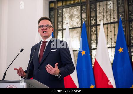 Varsovie, Pologne. 11 décembre 2023. Szymon Holownia, leader du parti Pologne 2050 et Président de la Sejm (Chambre basse du Parlement) intervient lors de la conférence de presse. Le Parlement polonais a voté en faveur de Donald Tusk en tant que nouveau Premier ministre du pays. 248 députés ont voté pour, tandis que 201 ont voté contre. Tusk, une figure bien connue sur la scène européenne, a été Premier ministre polonais entre 2007 et 2014. Il est également ancien président du Conseil européen et ancien chef du Parti populaire européen (PPE) de centre-droit. Crédit : SOPA Images Limited/Alamy Live News Banque D'Images