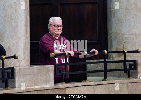 Varsovie, Pologne. 11 décembre 2023. Lech Walesa, ancien président de la Pologne et lauréat du prix Nobel de la paix, assiste à la session de la Chambre basse du Parlement. Le Parlement polonais a voté en faveur de Donald Tusk en tant que nouveau Premier ministre du pays. 248 députés ont voté pour, tandis que 201 ont voté contre. Tusk, une figure bien connue sur la scène européenne, a été Premier ministre polonais entre 2007 et 2014. Il est également ancien président du Conseil européen et ancien chef du Parti populaire européen (PPE) de centre-droit. Crédit : SOPA Images Limited/Alamy Live News Banque D'Images