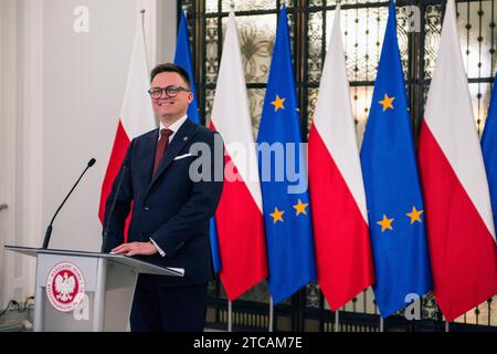 Varsovie, Pologne. 11 décembre 2023. Szymon Holownia, leader du parti Pologne 2050 et Président de la Sejm (Chambre basse du Parlement) intervient lors de la conférence de presse. Le Parlement polonais a voté en faveur de Donald Tusk en tant que nouveau Premier ministre du pays. 248 députés ont voté pour, tandis que 201 ont voté contre. Tusk, une figure bien connue sur la scène européenne, a été Premier ministre polonais entre 2007 et 2014. Il est également ancien président du Conseil européen et ancien chef du Parti populaire européen (PPE) de centre-droit. Crédit : SOPA Images Limited/Alamy Live News Banque D'Images