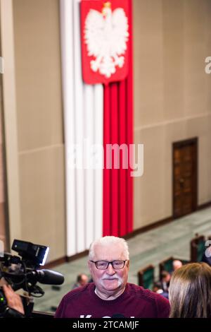 Lech Walesa, ancien président de la Pologne et lauréat du prix Nobel de la paix, assiste à la session de la Chambre basse du Parlement. Le Parlement polonais a voté en faveur de Donald Tusk en tant que nouveau Premier ministre du pays. 248 députés ont voté pour, tandis que 201 ont voté contre. Tusk, une figure bien connue sur la scène européenne, a été Premier ministre polonais entre 2007 et 2014. Il est également ancien président du Conseil européen et ancien chef du Parti populaire européen (PPE) de centre-droit. Elle intervient près de deux mois après l'élection polonaise, où une coalition de partis d'opposition l'a emporté Banque D'Images