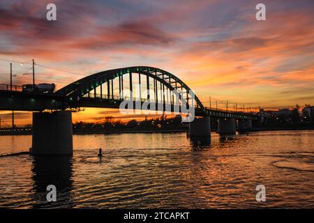 Coucher de soleil à Belgrade : Vieux Pont de Sava. Serbie Banque D'Images